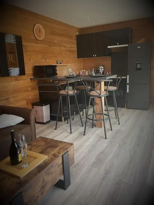 Tatil Evi Chalet Moderne, Jacuzzi & Cinema Saint-Coulitz